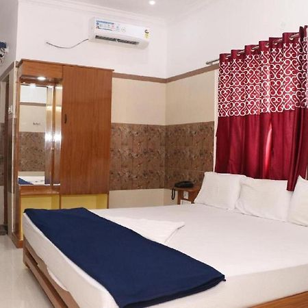 Saravanas Lodge Tiruchchendur Exterior photo