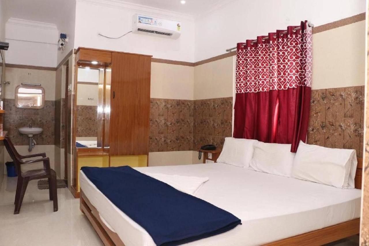 Saravanas Lodge Tiruchchendur Exterior photo