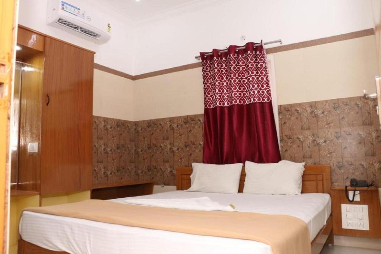 Saravanas Lodge Tiruchchendur Exterior photo