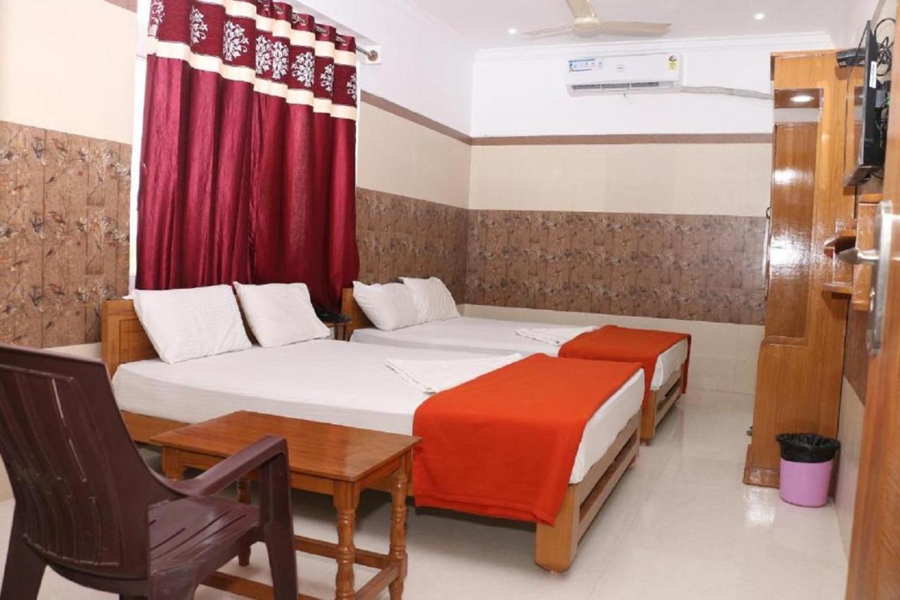 Saravanas Lodge Tiruchchendur Exterior photo
